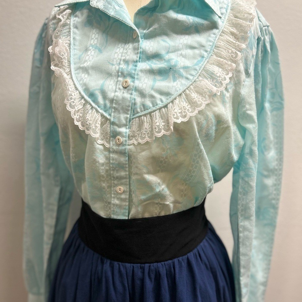 EUC Vintage Western Lace-Trim Button-Down Shirt in Light Aqua Med