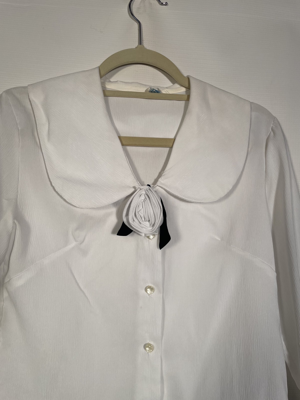 Vintage 60s White Polyester Crepe Blouse With Flower At Collar USA Size S/M