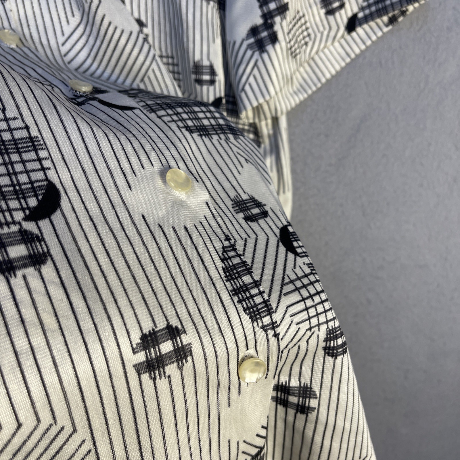 VTG 80s Button Up Top Sz M Black White Abstract Pattern Dagger Collar Silky
