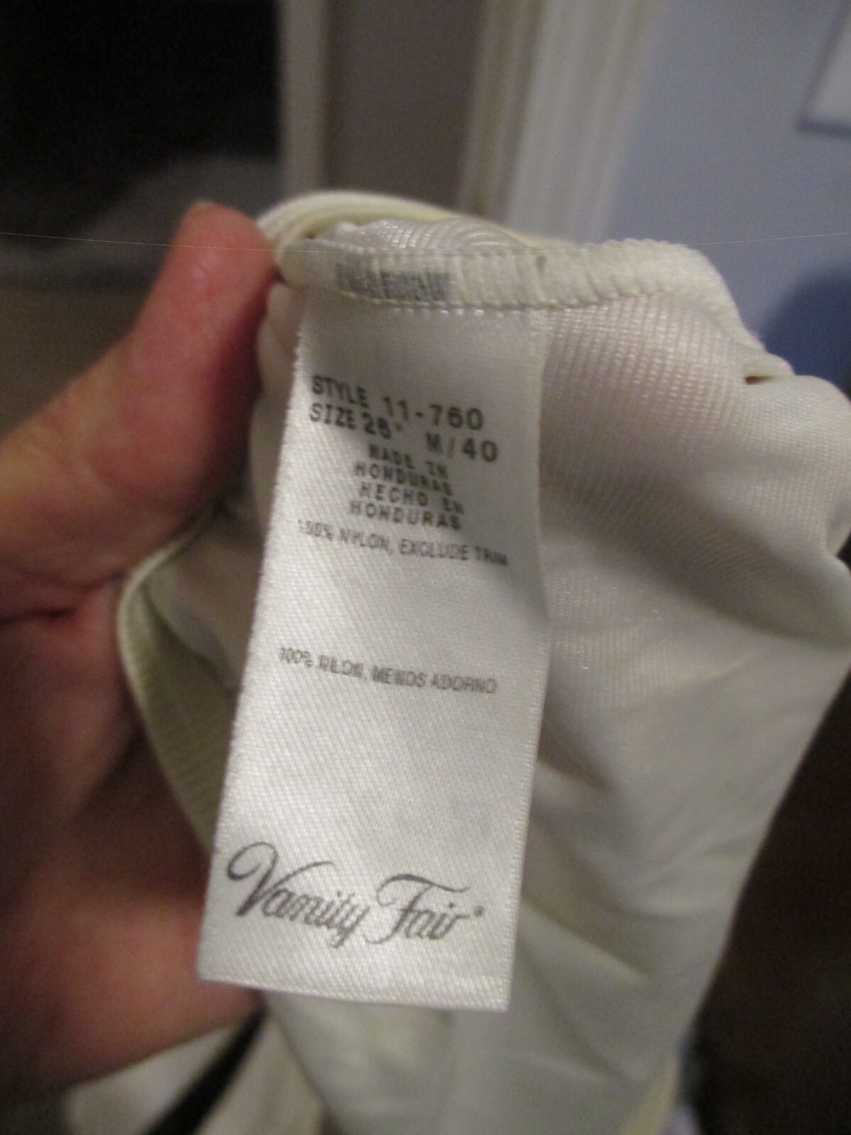 VINTAGE VANITY FAIR IVORY HALF SLIP SIZE 26 NYLON 1 SLIT