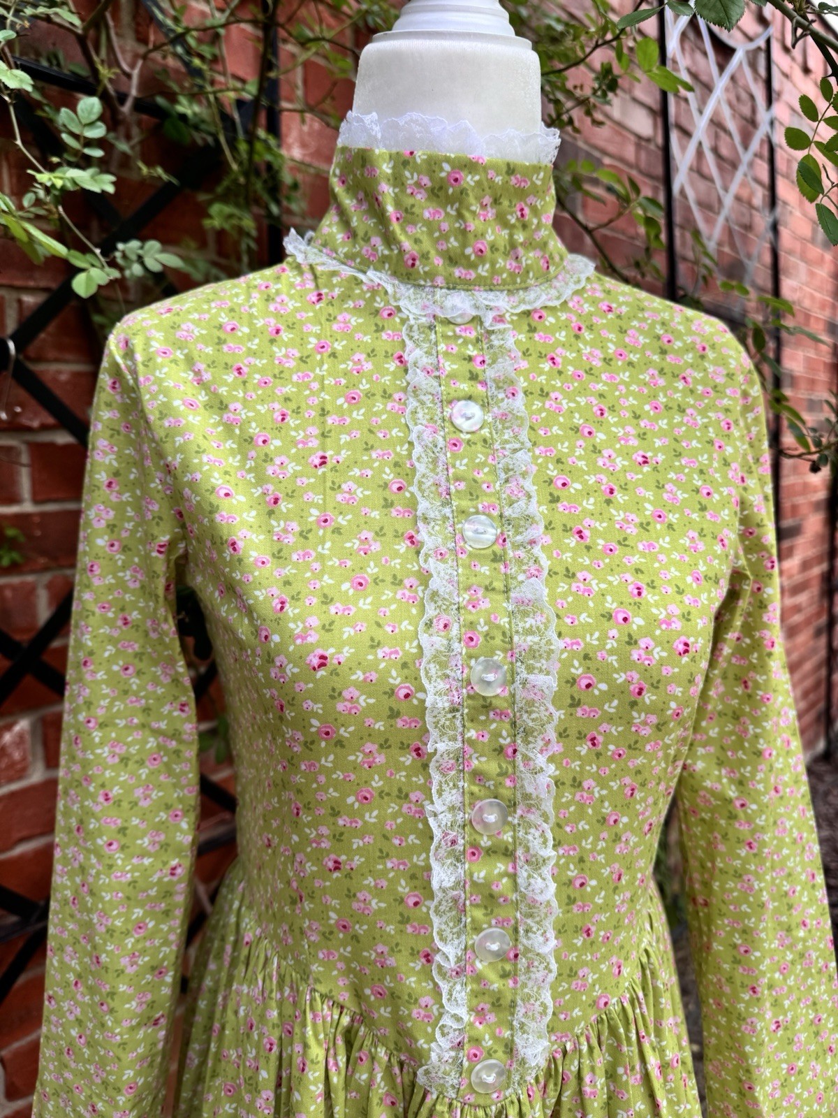 Vintage 1970s Lime Green Calico Rose Lace Detail Cottage Prairie Dress Size S