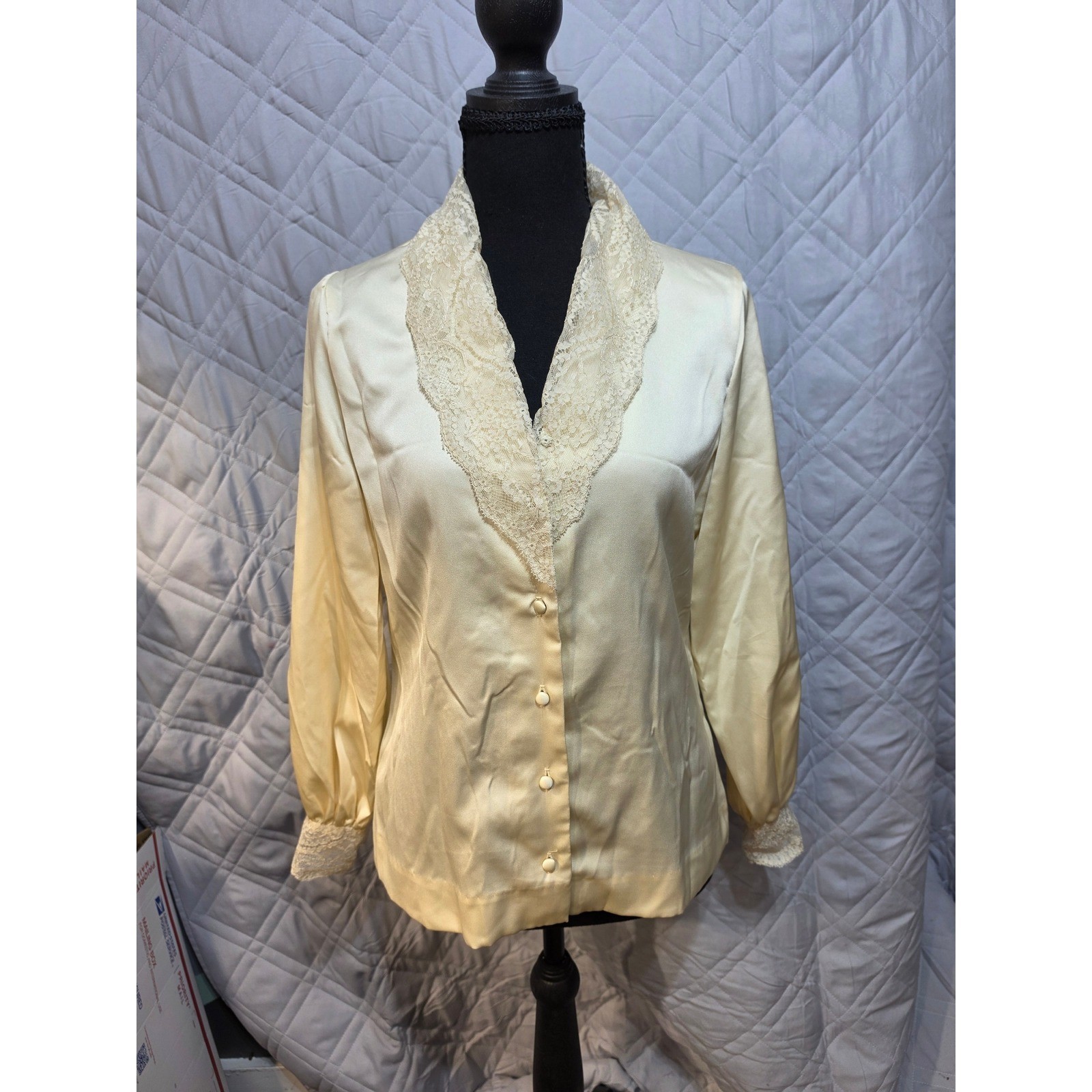 Bonwit Teller Vintage Cream Satin Lace Trim Button Front Blouse Top Womens READ