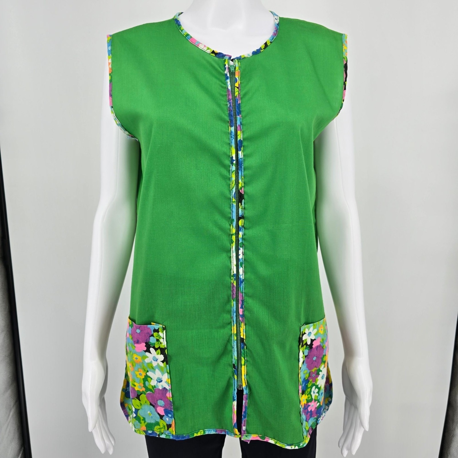 Vintage 1960s Women’s Kelly Green Floral Trim Zippered Patch Pocket Mod Vest (L)