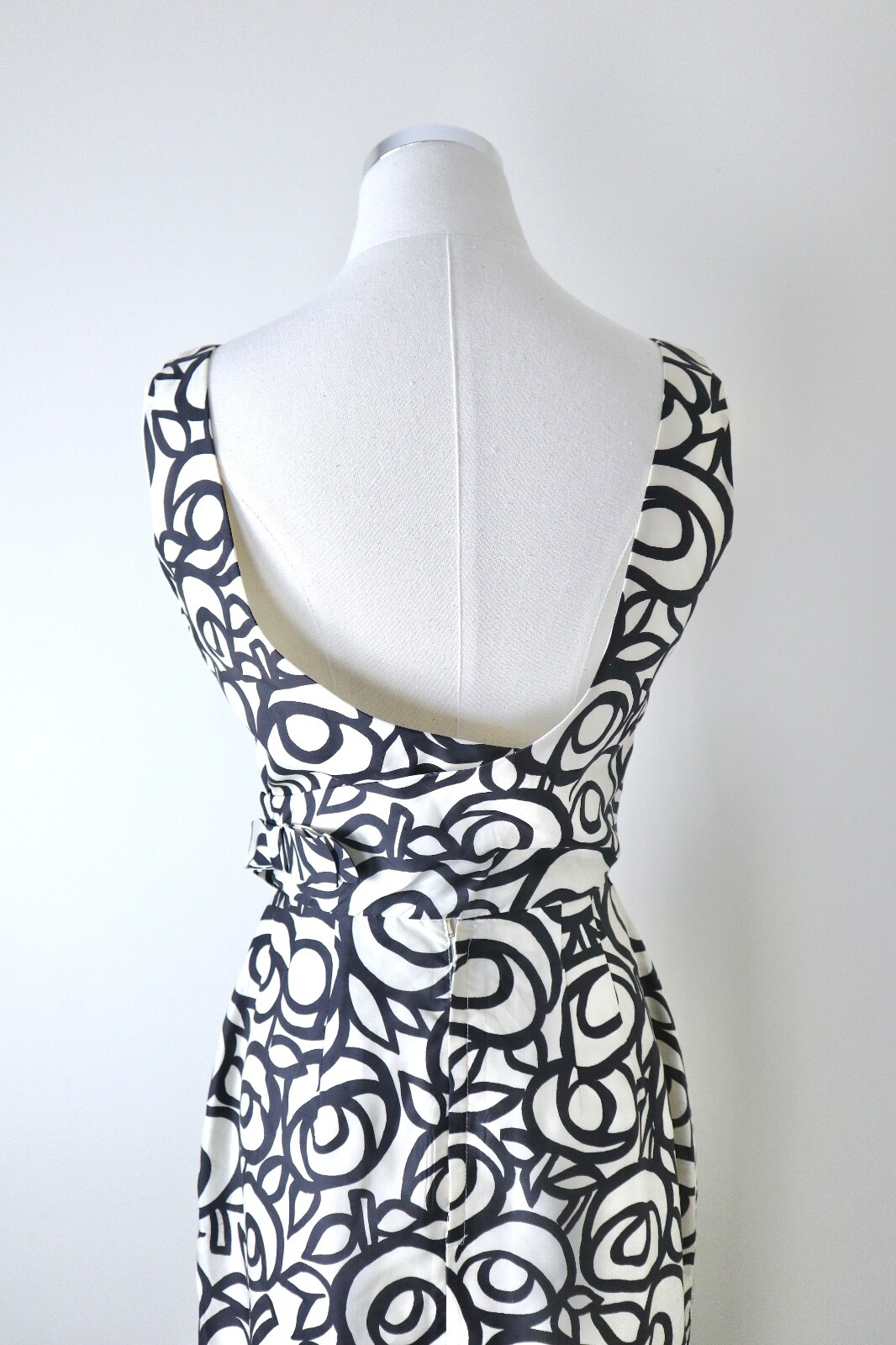 Vintage 1950s Size XXS Silk Low Back Sheath Dress Abstract Floral Novelty Print