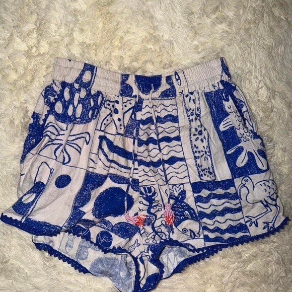 Farm Rio Blue and White Patterned Women Shorts Size Medium NWOT