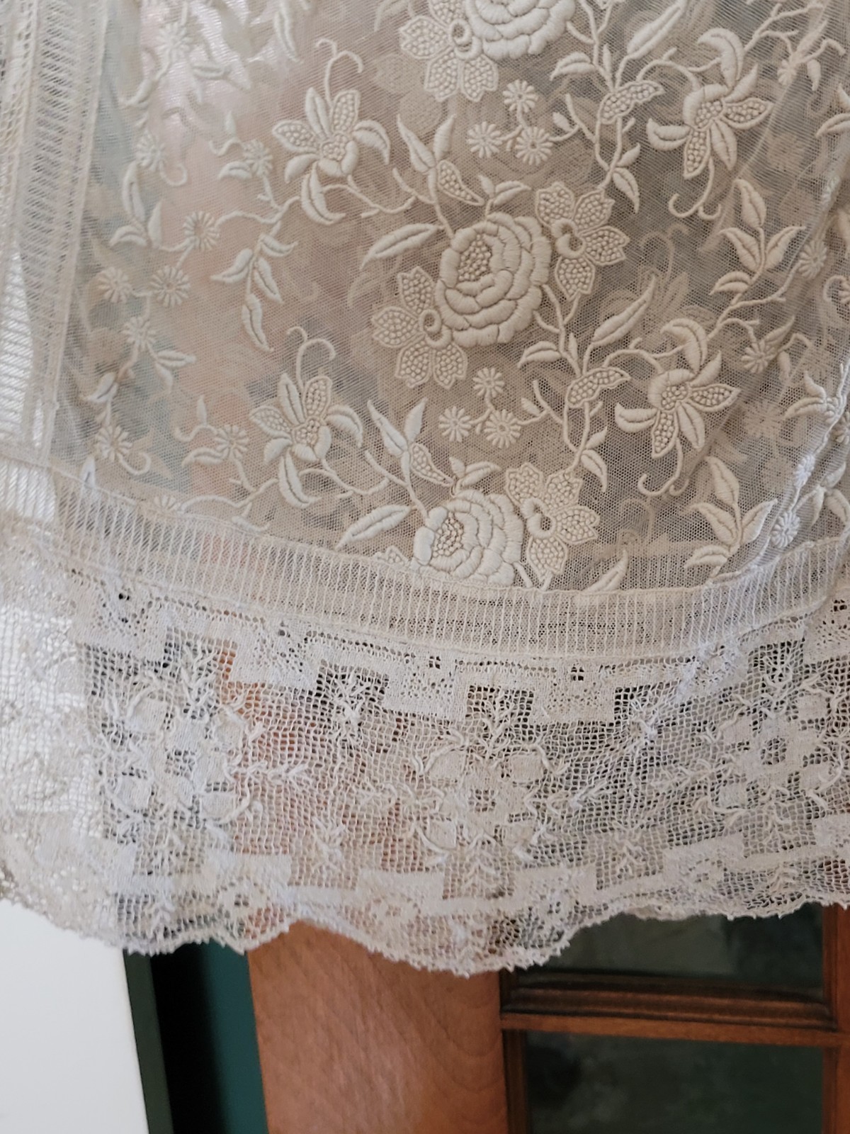 ANTIQUE 1920’S EMBROIDERED NET LACE DRESS FILET LACE & RIBBON ROSES BULLOCKS