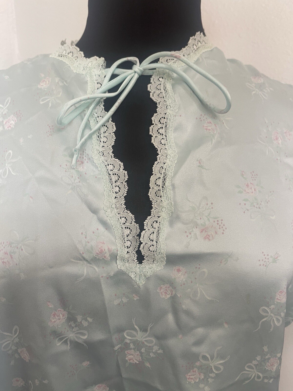 Vintage Val Mode Lingerie Ice Blue Floral Neck Short Sleeve Nightgown Sz Large