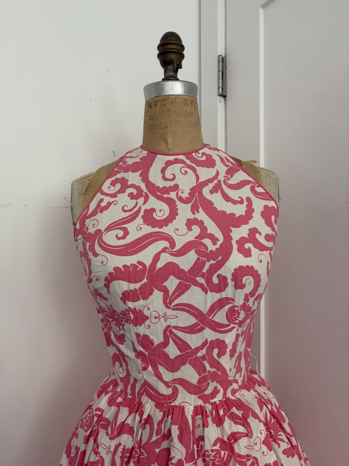 Vintage 1950s Novelty Print Dress Cupid Size Xxs Pink And White XS Pockets Women