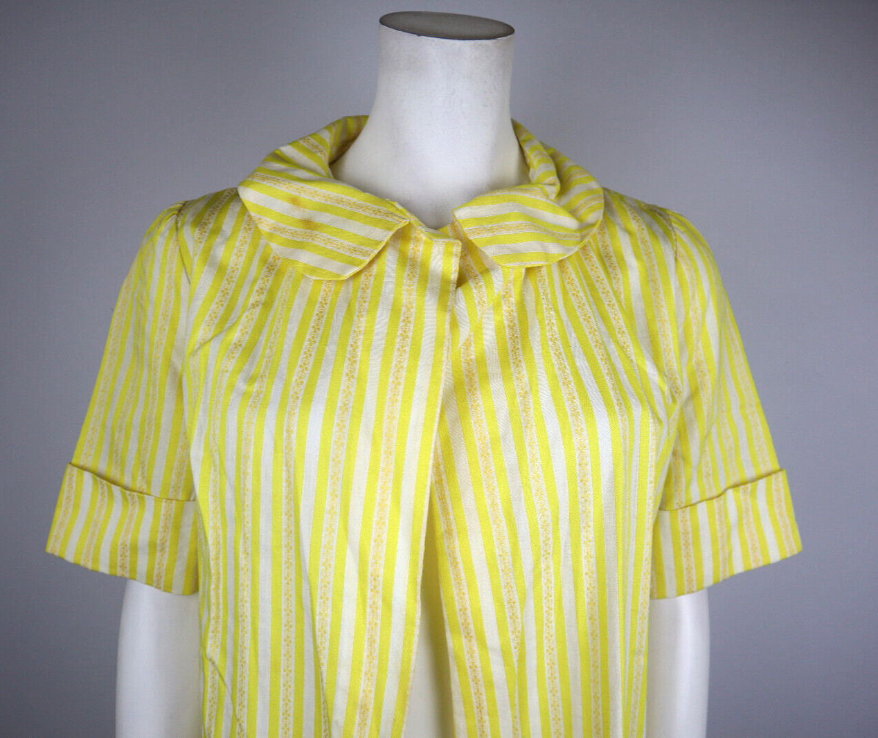 VINTAGE 70s WOMEN’S YELLOW STRIPED SHORT SLEEVE OPEN HOUSE DRESS ROBE – SIZE S