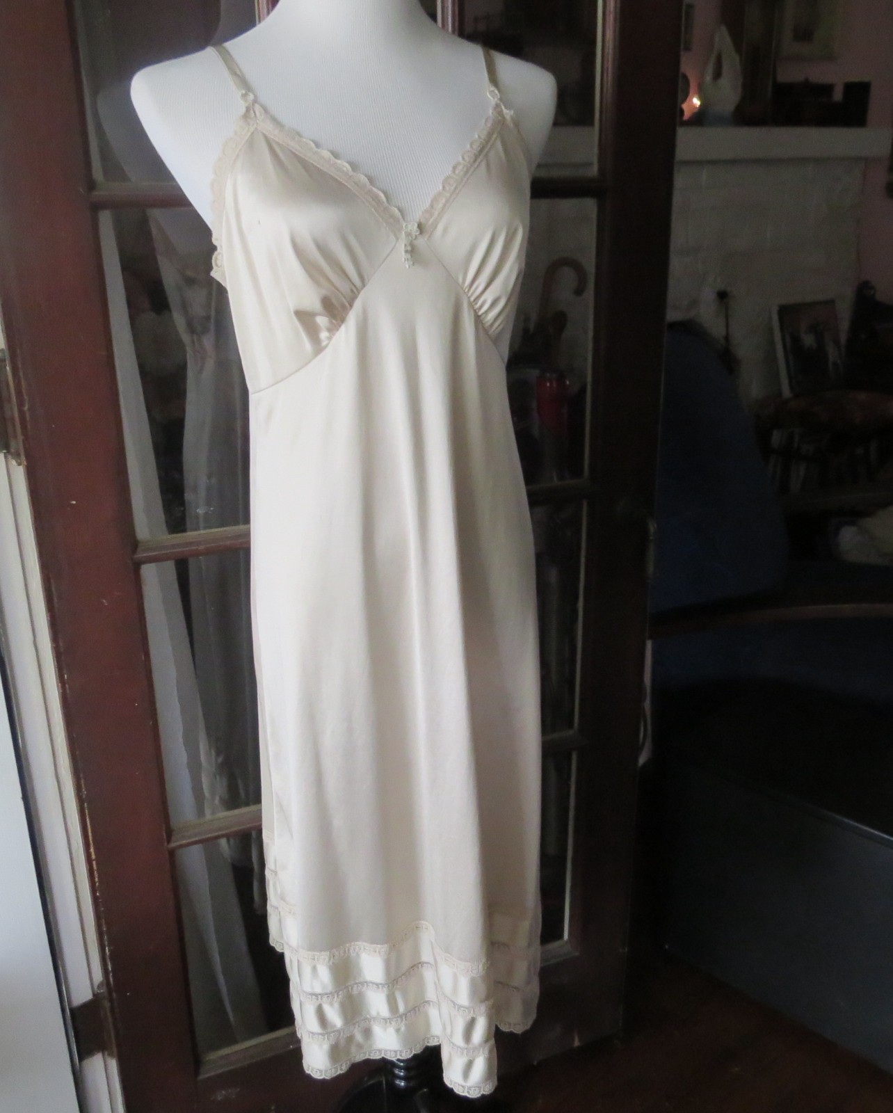 Vintage Full Slip DRESS Nylon silky Lace Ladies Lingerie 34 silvery light Beige