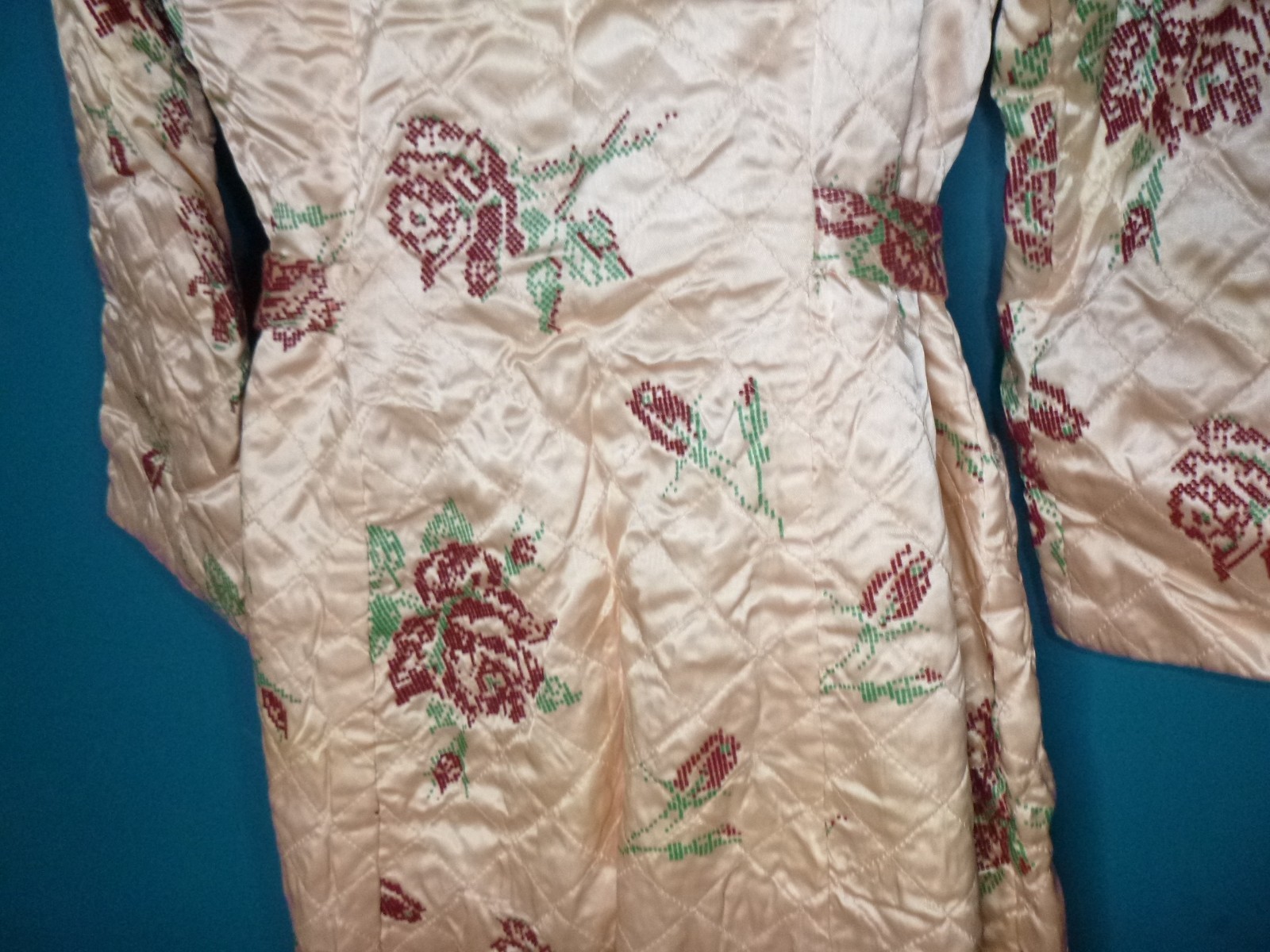 Vtg 1940s Dressing Gown / Robe Peach Quilted Satin FLOCKED Roses Wrap Style Sz M