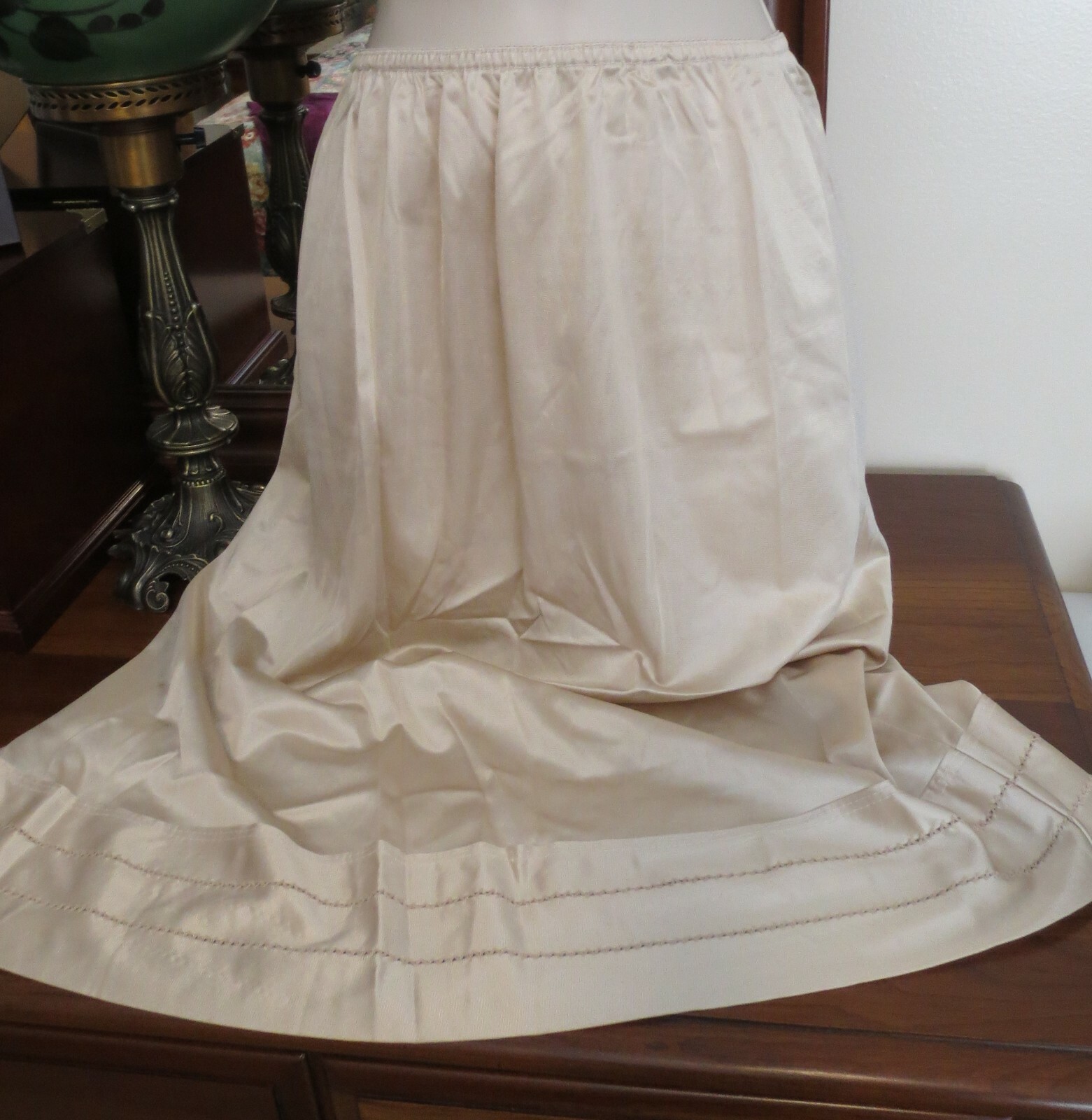 NEAR MINT UNBRANDED 25″ NUDE half slip sz L USA