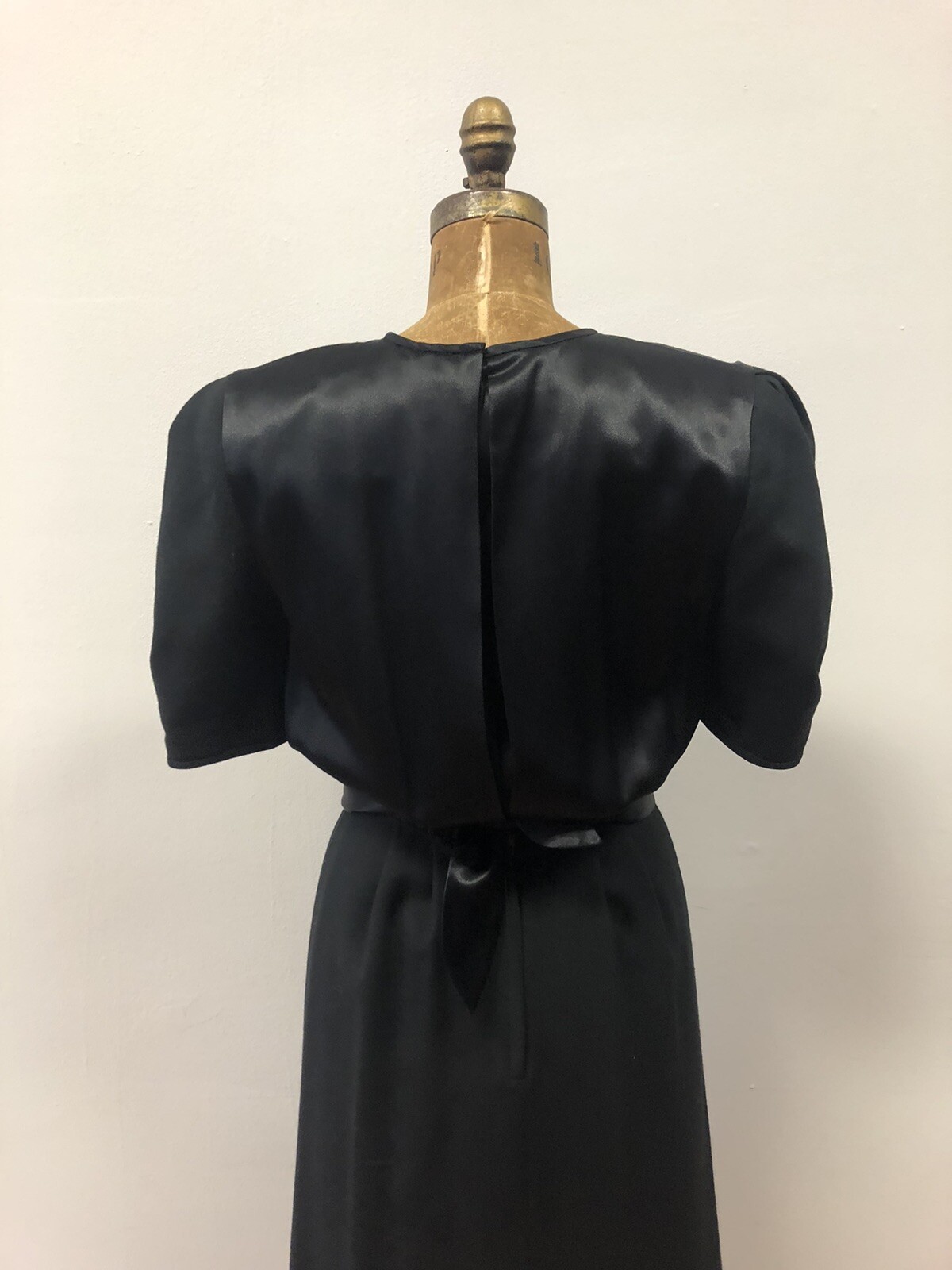 VTG 1980’s ALBERT NIPON Short Sleeve Black Dress, Great Details, Classic Look!