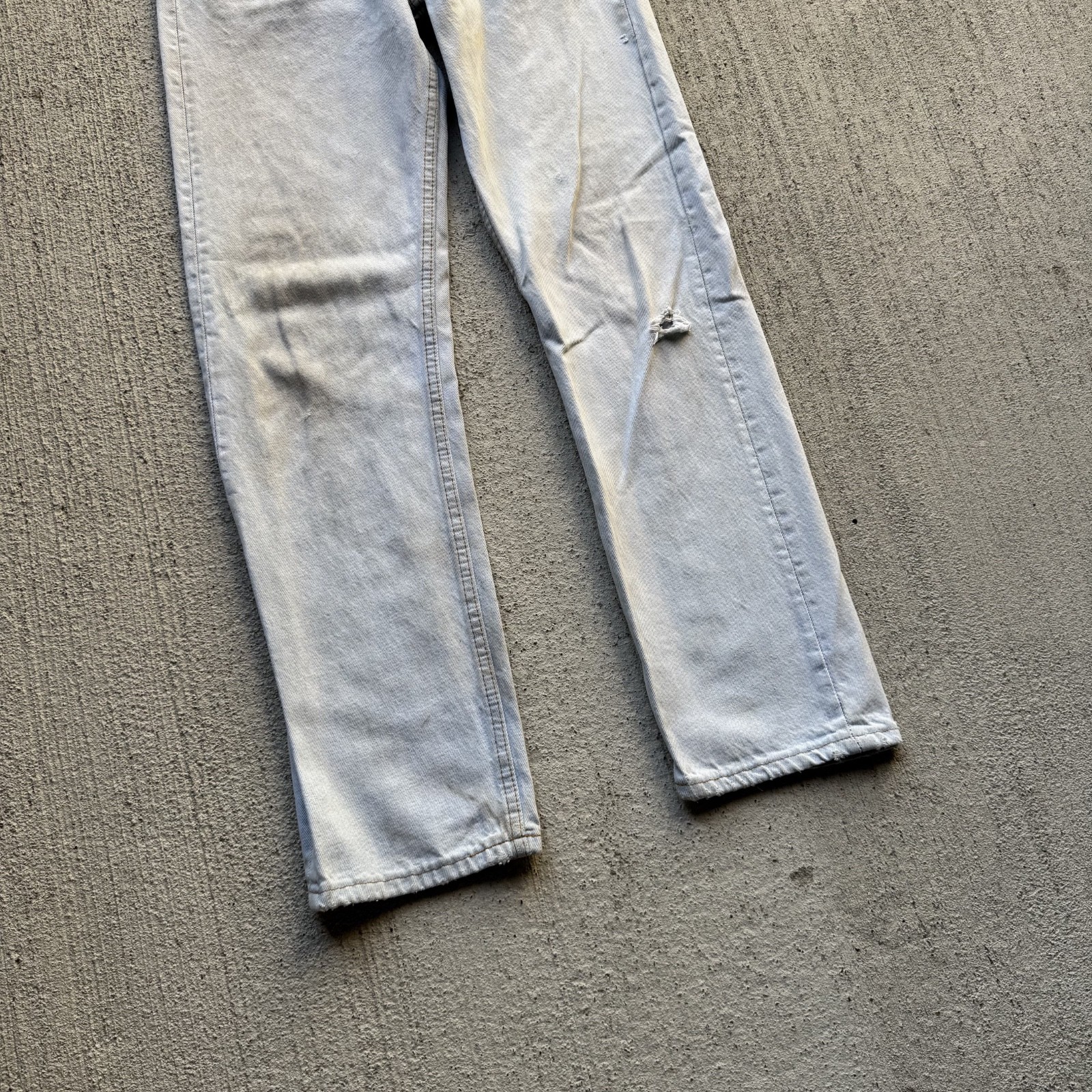 1980s/90s Distressed Light Wash Levi’s 501s Made in USA Jeans 26×29