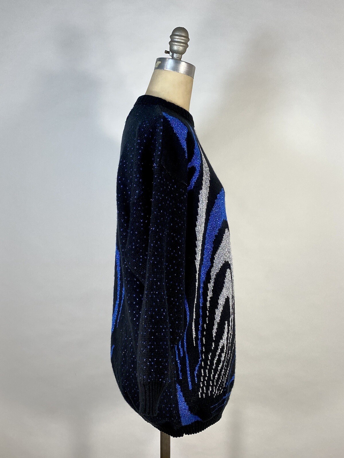 Vintage 1980’s to 1990’s subtle sparkle Blk, blue & silver metallic sweater L/XL
