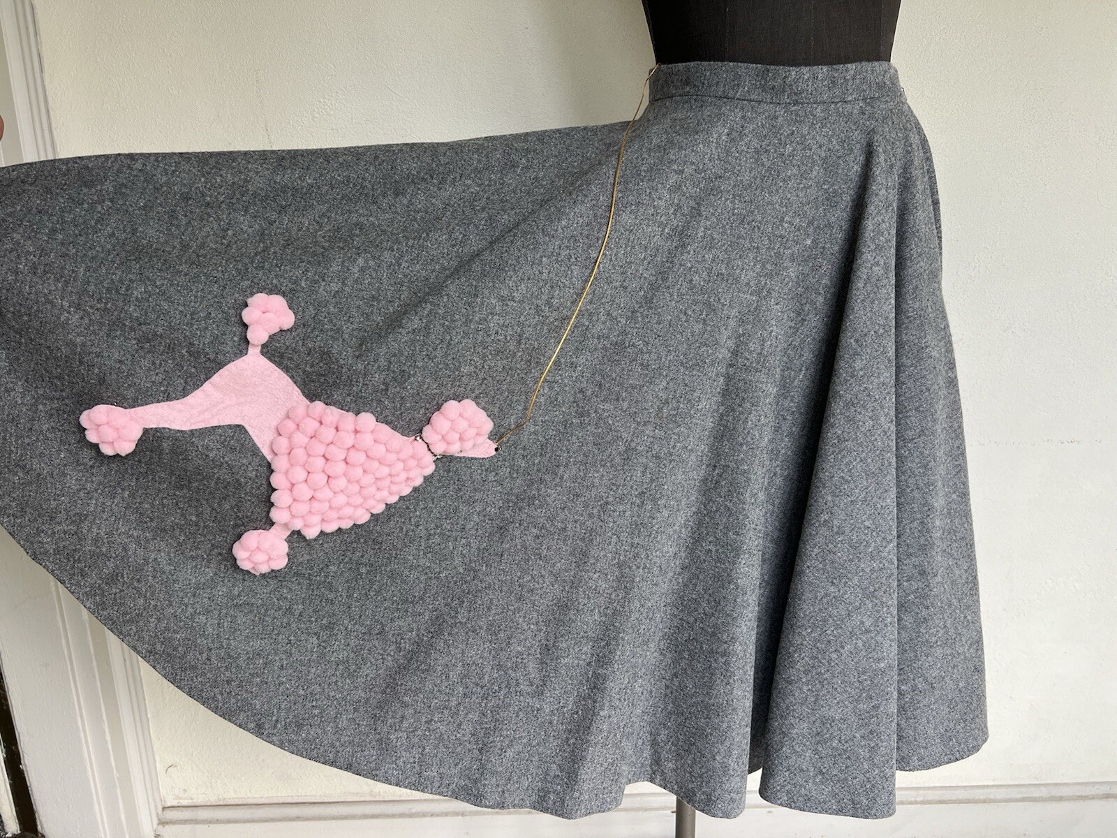 VTG 1950’s Felt Gray Pink Jewel Popcorn Poodle Dog Crinoline 360 Skirt EXCELLENT