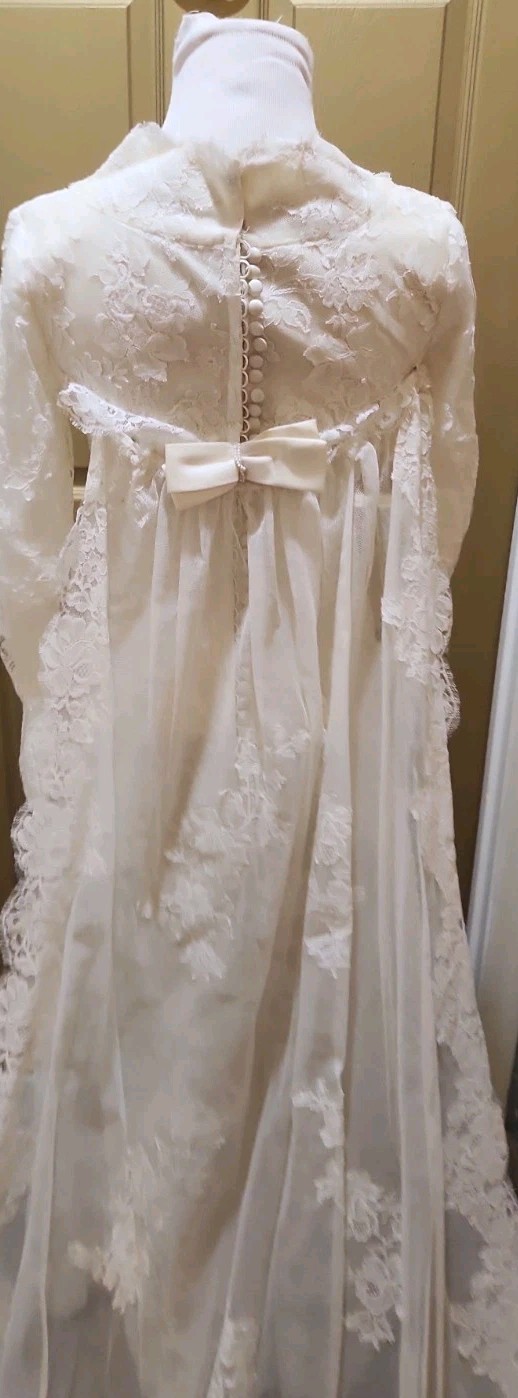 VTG 1960s Alfred Angelo Edythe Vincent Lace Gown Veil Set