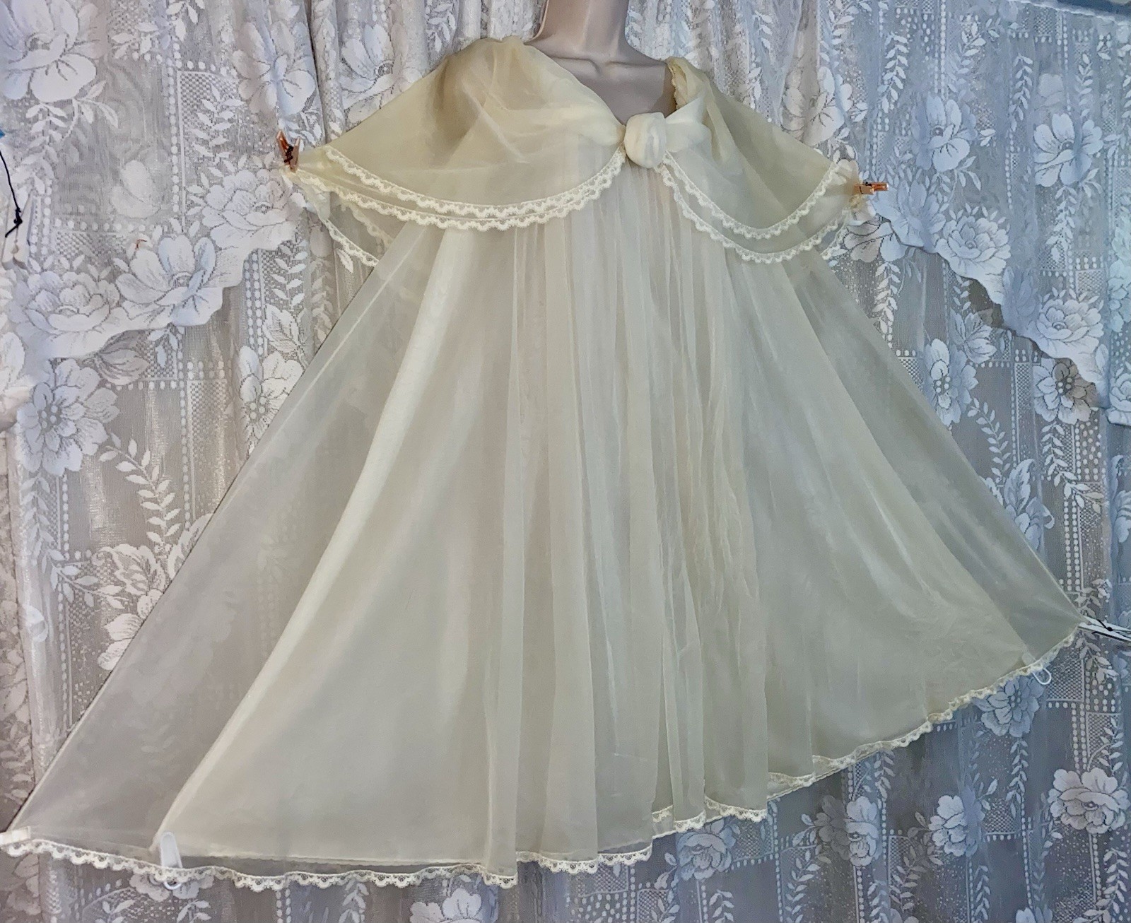 VTG JER MARAI M L Light LEMON Yellow CHIFFON Cape Nightgown w Rosette Lace Trim