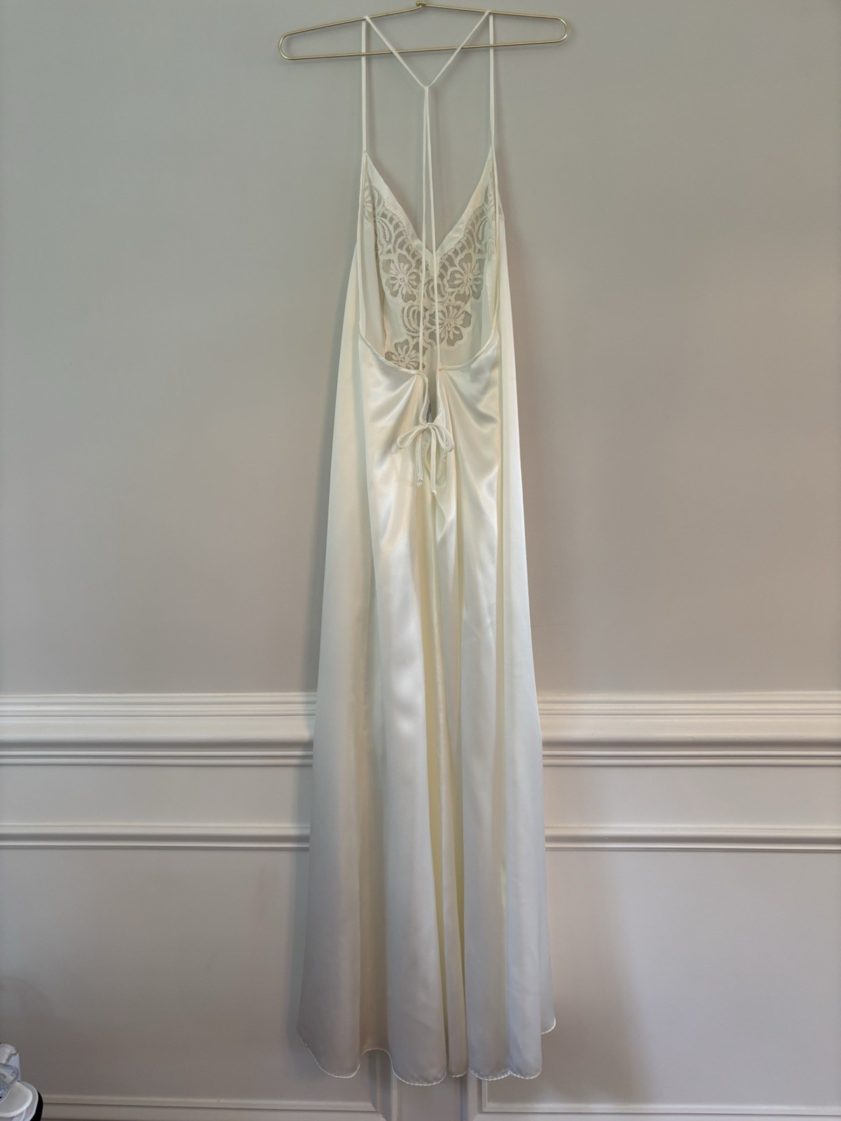 Vintage Women’s Vanity Fair Ivory Satin Lace Long Nightgown Cottage Core Bridal