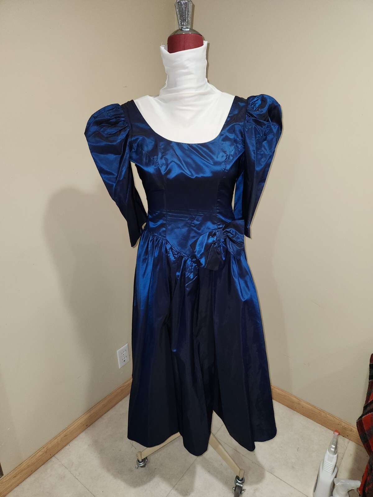 Unlabled Vintage Taffeta Formal * Deep Blue * sz10apx (Measurements Given) * GUC