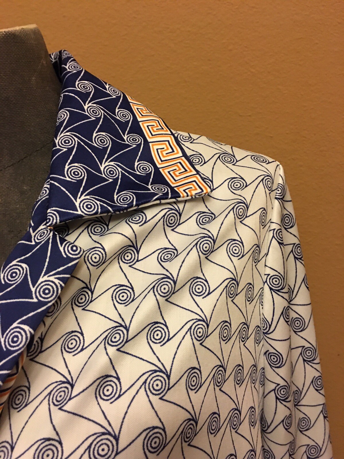 Vtg 70s Leslie Pomer Mod poly Groovy L Jacket Abstract Geometric White Blue