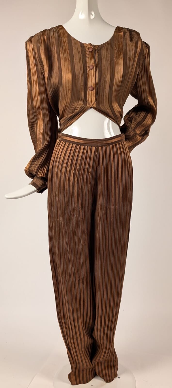 LUXURY 1970’S PLEATED SILK LOUNGING SUIT W OPEN FRONT MADE IN ITALY