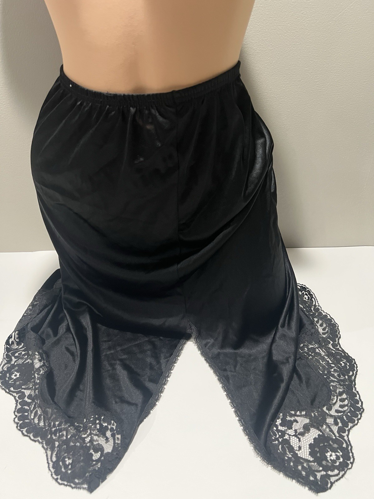 Vintage JCPenney body lites Women’s Size L half slip skirt nylon silky lace trim