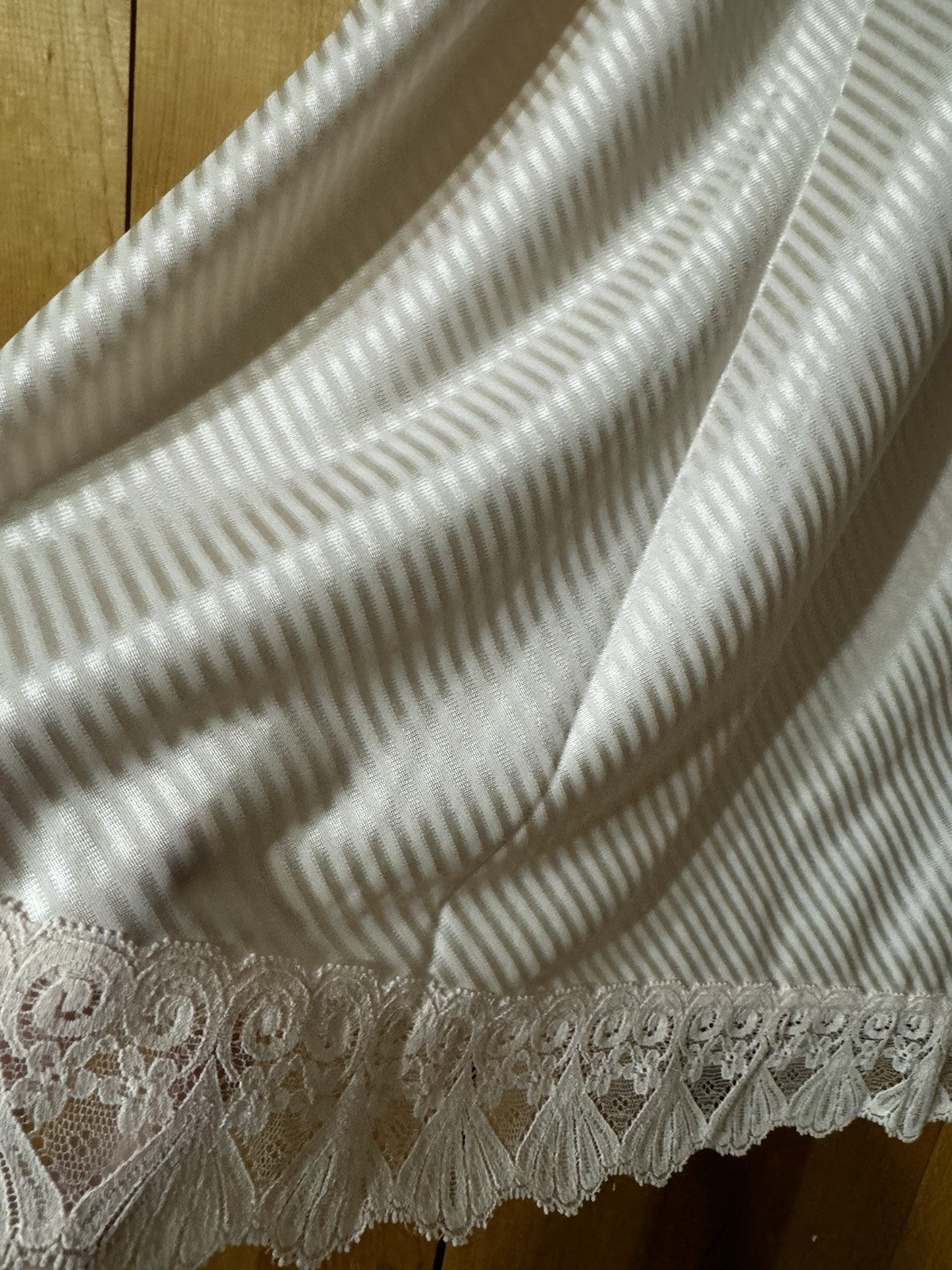 VTG Vanity Fair Pink STRIPES Fancy Lace Hem Nylon W-24-32” EUC Size S/M