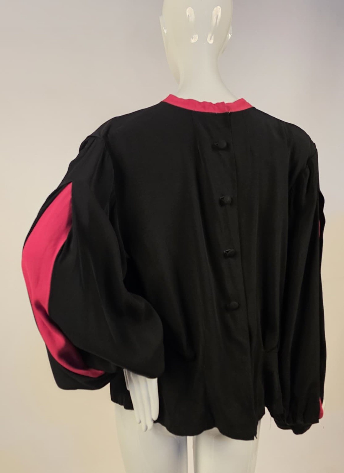 ANTIQUE 1930’S BLACK + PINK RAYON CREPE BLOUSE W PUFF SLEEVES
