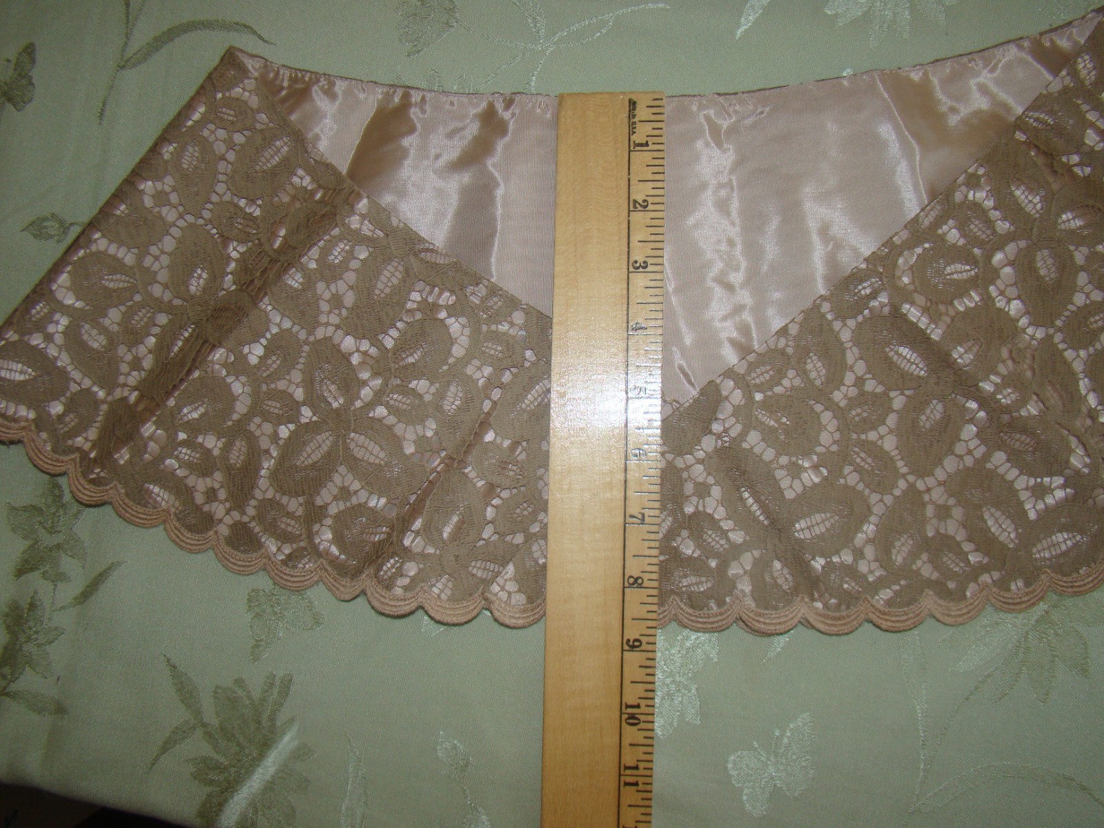 RARE MID CENTURY CUSTOM DETACHABLE CAFE AU LAIT FABRIC LACE COLLAR STOLE CAPE