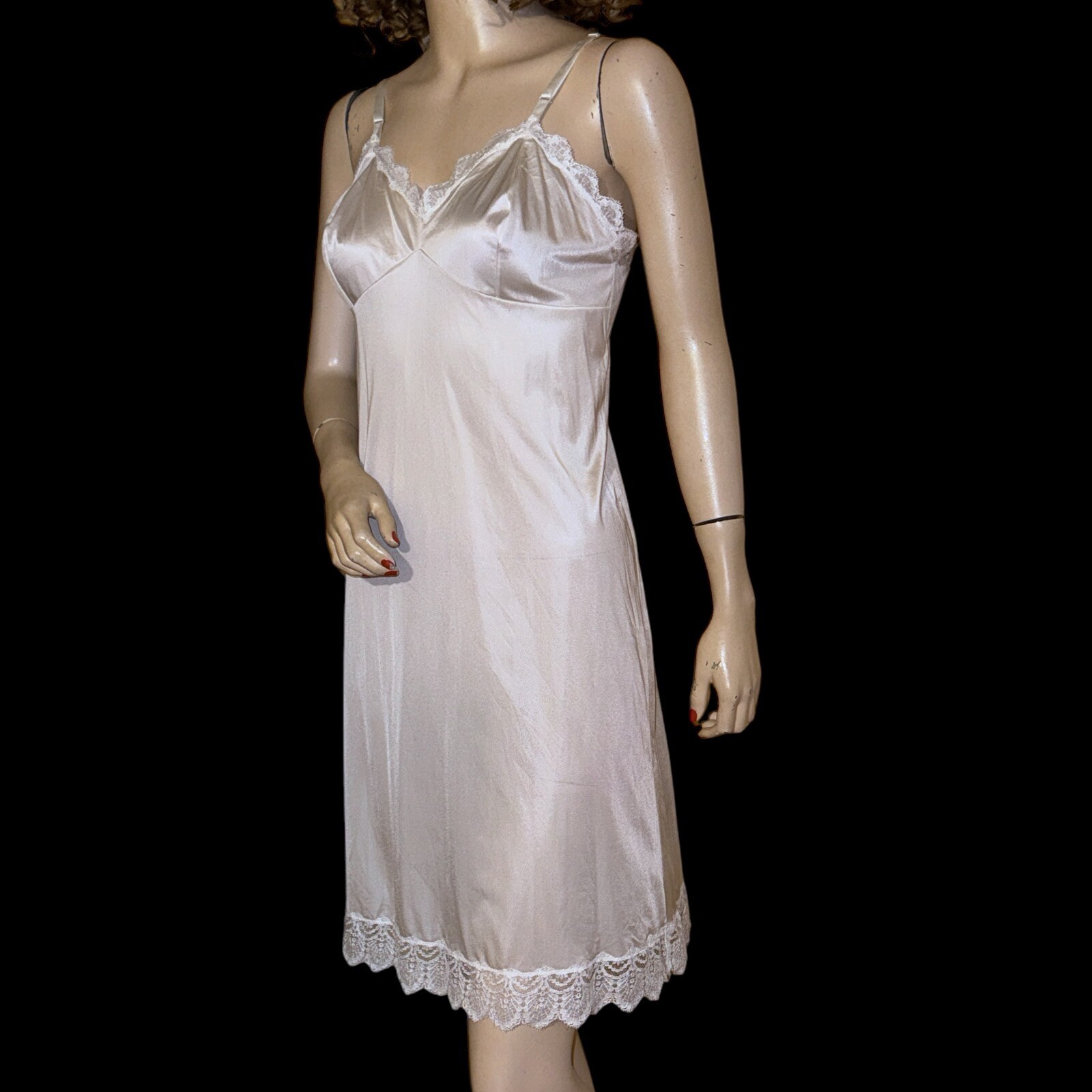 Vintage VANITY FAIR Ivory Lacy Nylon Full Slip Sz 34