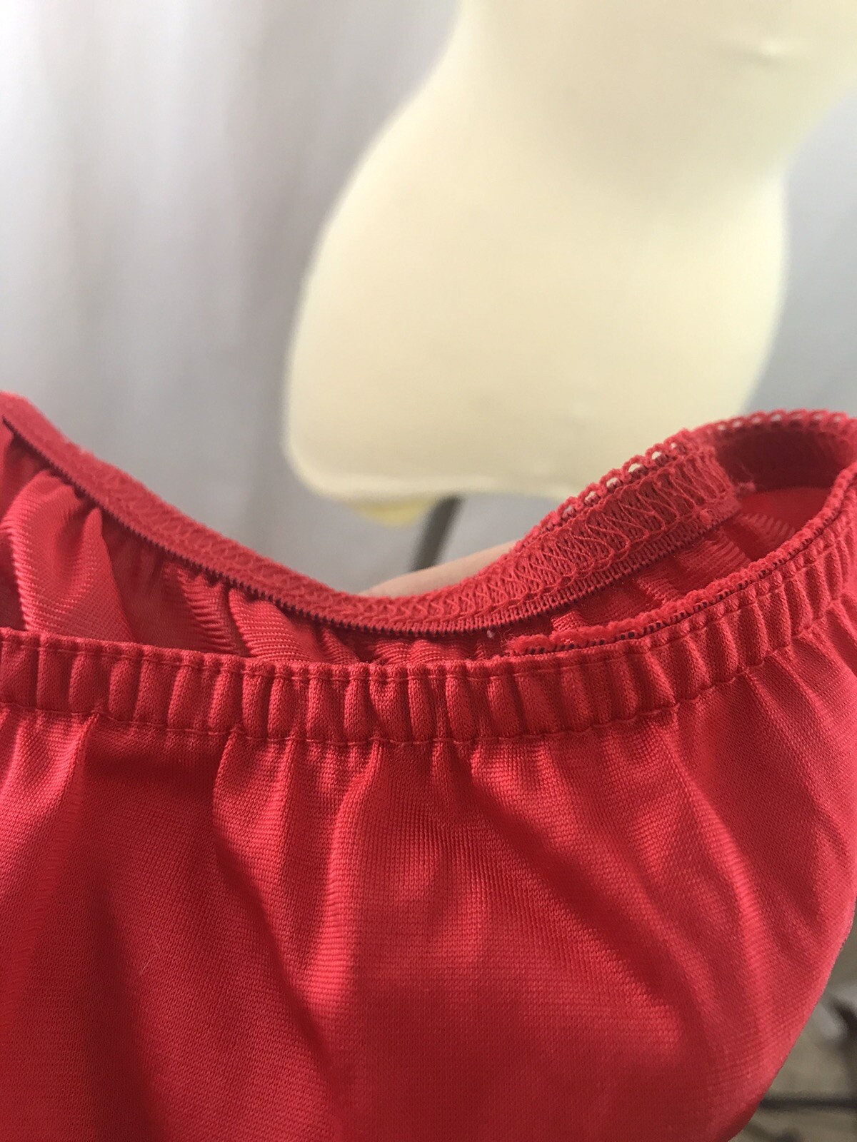 Richform Half Slip Vintage Nylon Red Lace Trim Flower Slit Elastic Waist sz M