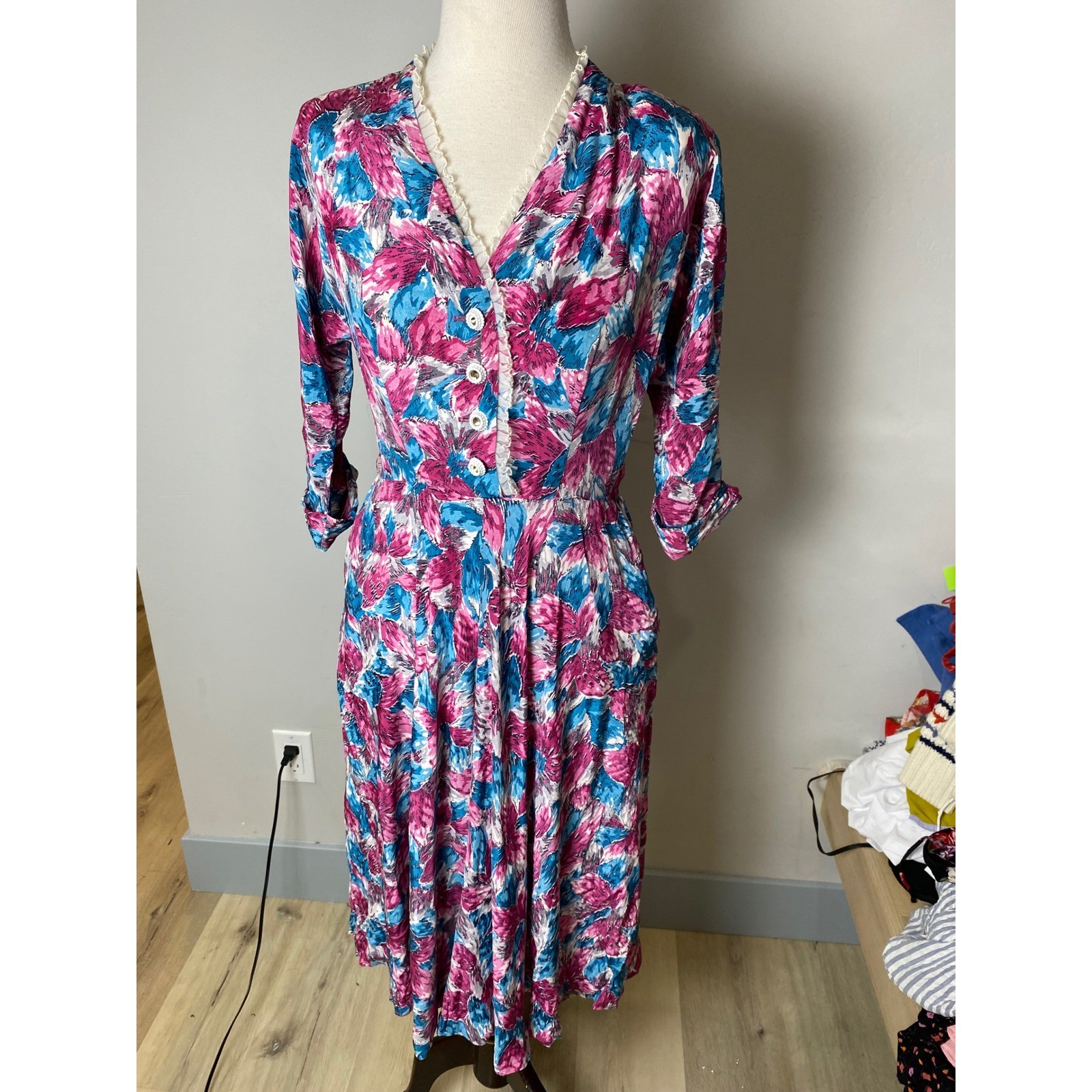 Vintage 30’s/40’s Floral Leaf Print Midi Dress Pink Blue V-Neck Ruffle Pockets