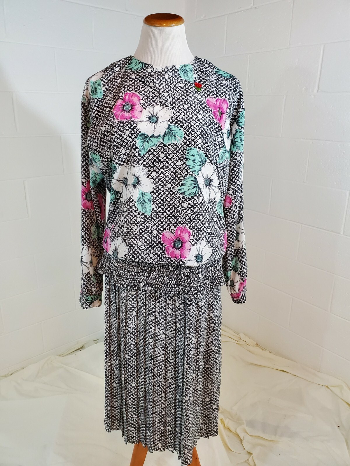Jerrie Lurie Multicolor VTG 1970s Floral Grandmacore Pleated Dress w FREE Brooch