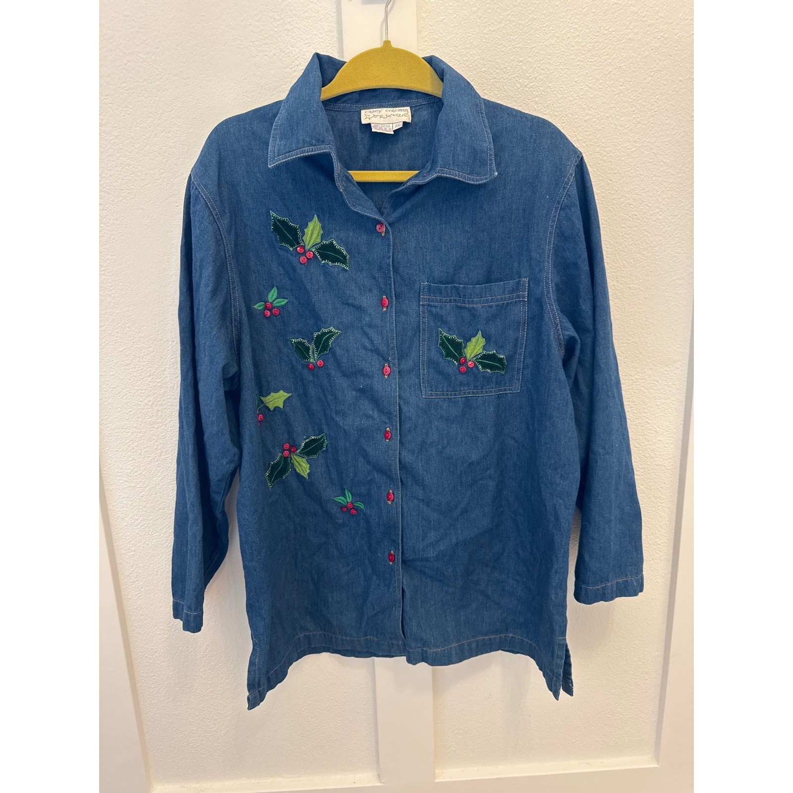 90s Vintage cottage core/grandma core Holiday Embroidered Denim Button Down