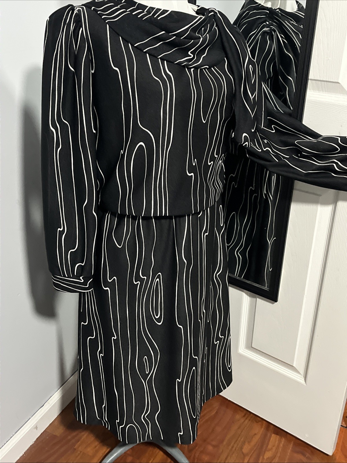 VINTAGE TJUNIORS FABULOUS BLACK WHITE DRESS ABSTRACT 8/10