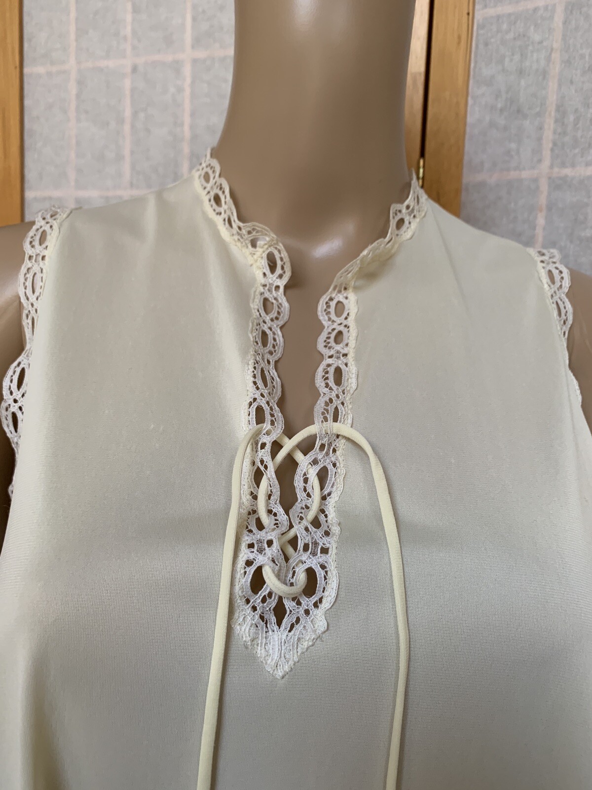 VINTAGE VANITY FAIR PALE YELLOW NYLON NIGHTGOWN & ROBE SET–SIZE XSMALL