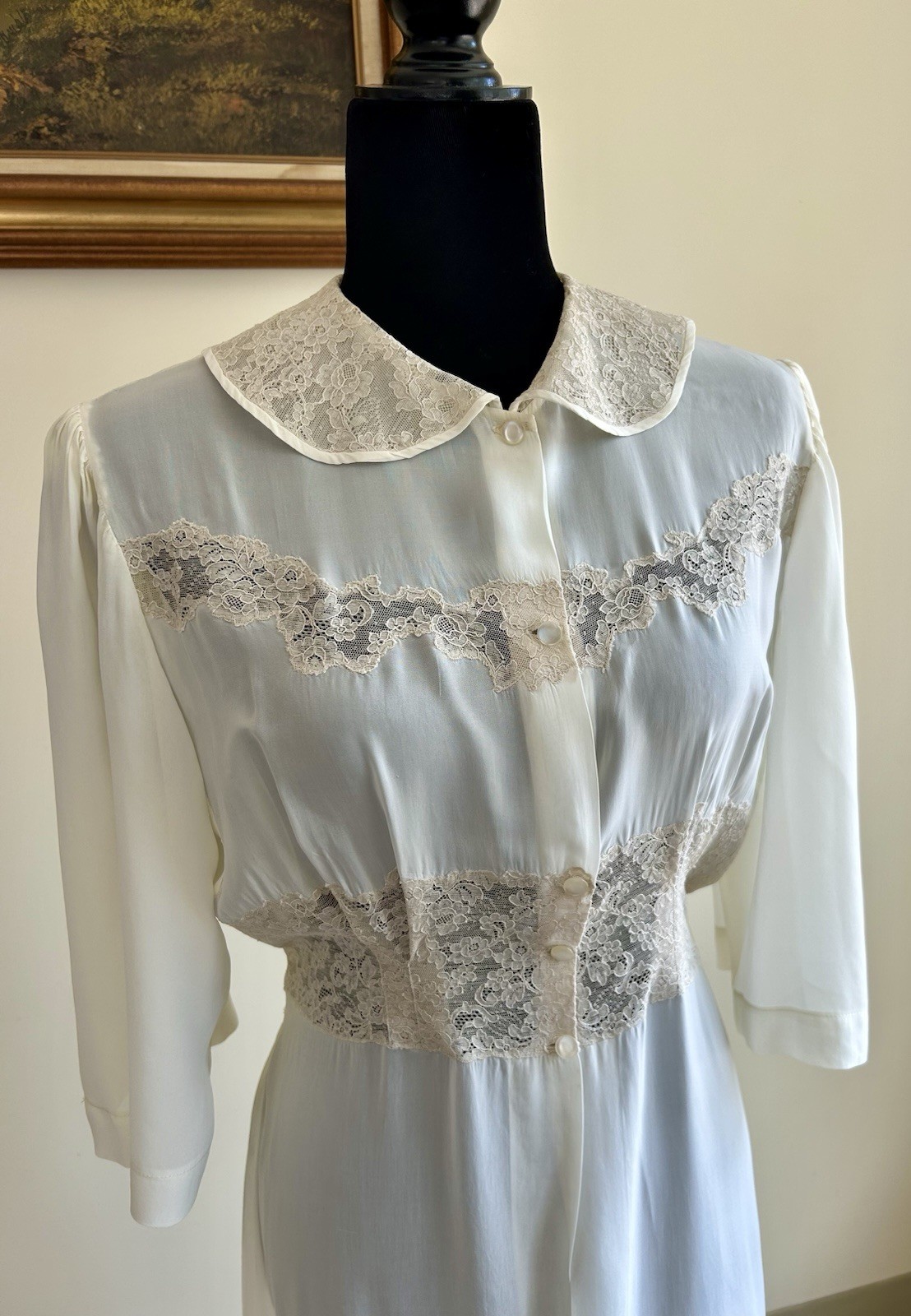1940/50s Hollywood style dressing robe size M/L. Ivory rayon, beige cotton lace.