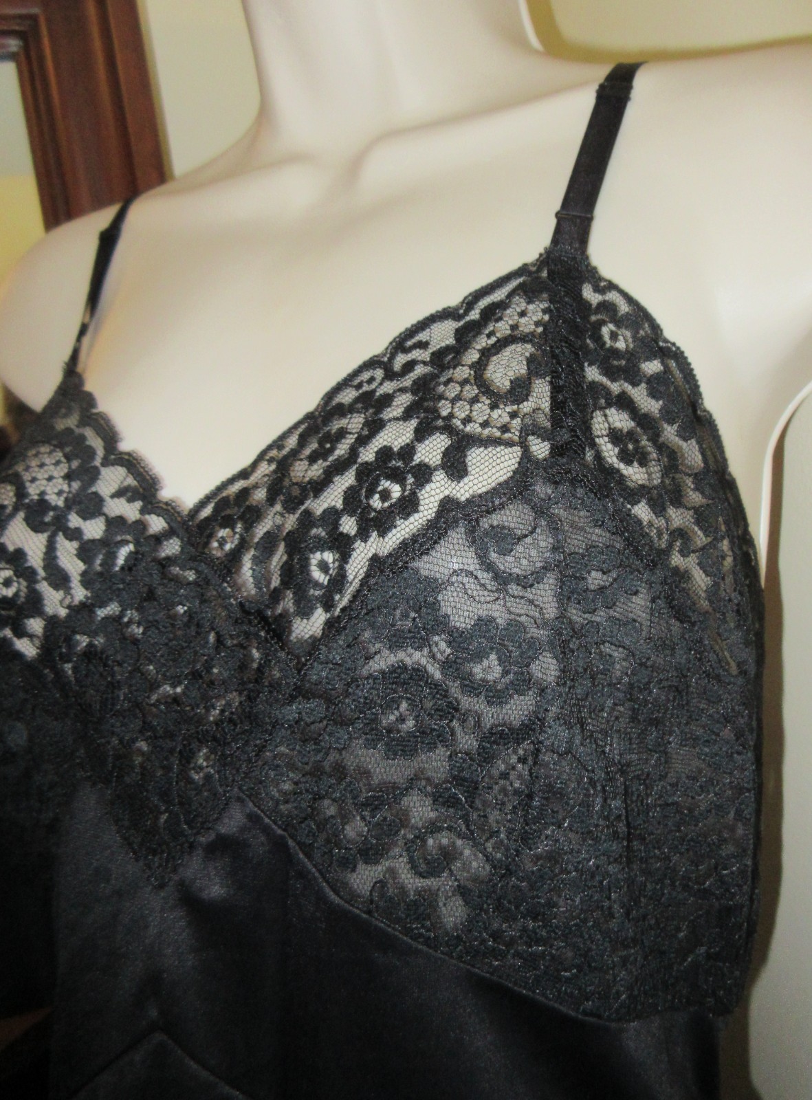 vintage size 36 VASSARETTE BLACK sheer mega LACE NYLON full slip NIGHTGOWN