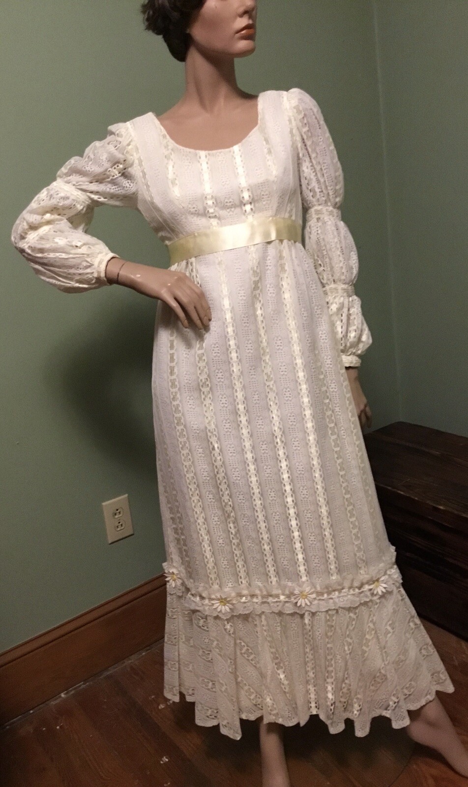 VINTAGE 1970’S WHITE/YELLOW LACE DAISY w/JULIET SLEEVE/EMPIRE WAIST MAXI DRESS