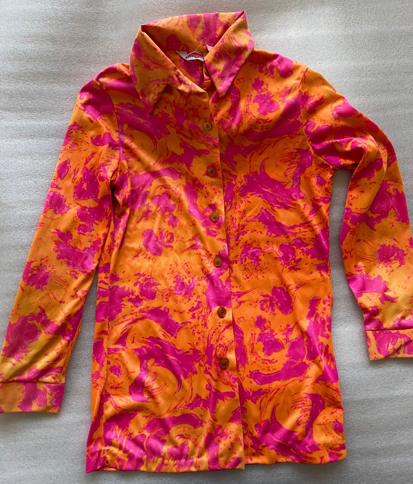 VINTAGE 60’S MOD SMALL 34″ BUST POLY ORANGE & PINK BLOUSE, BUTTON FRONT, EUC