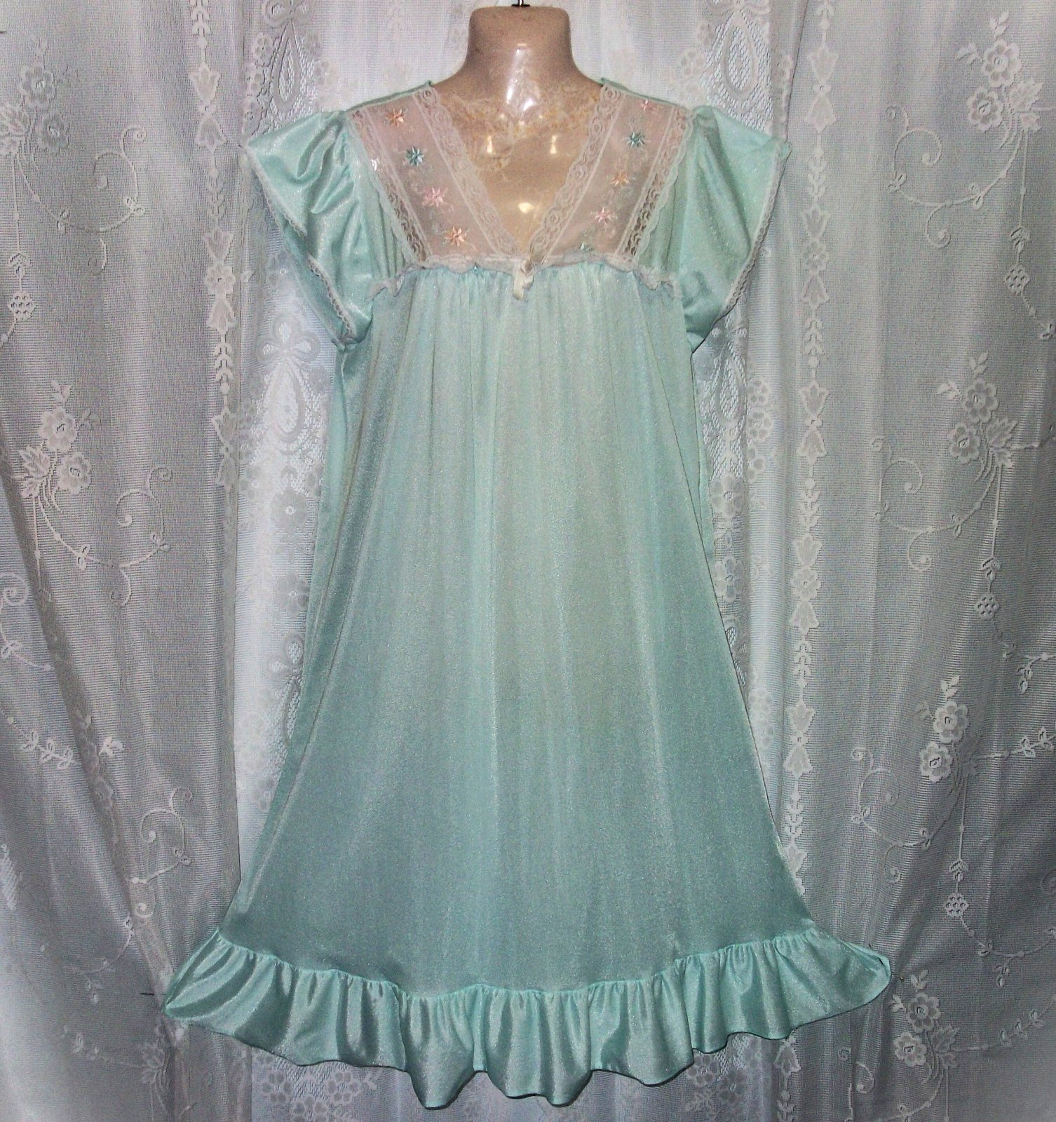 Med.”Starlight” Vintage,babydoll nightgown,silky soft nylon,v-cut,ruffle hem,
