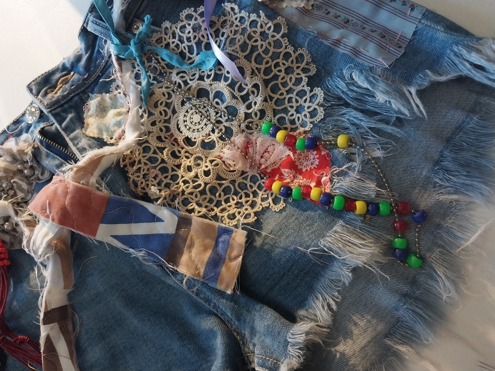 VTG DISTRESSED 812 REDLINE GYPSY EMBRD CROCHET CARE BEAR DENIM HIPPY SHORTS L