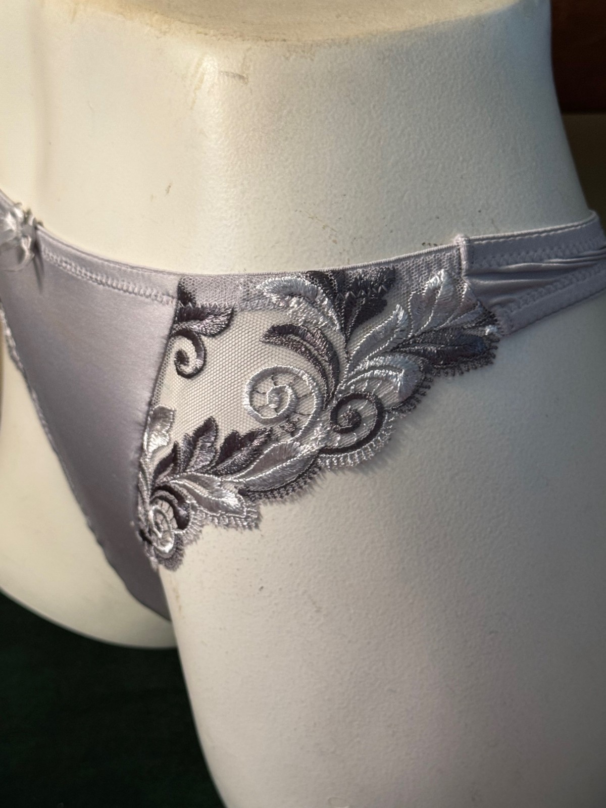 VINTAGE SOMA ~ SILVER / EXCALIBUR ~ SENSUOUS LACE THONG PANTIES ~ MEDIUM