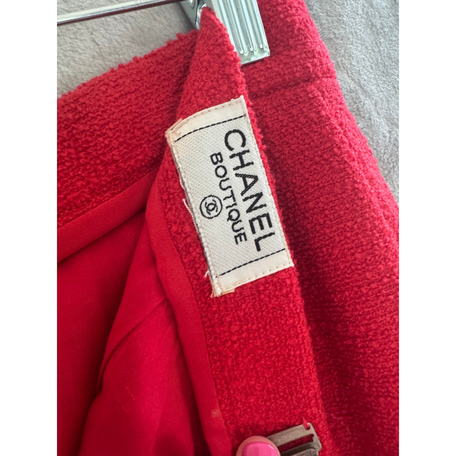 Chanel Boutique Vintage Red Wool Boucle Tweed Skirt Suit CC est size FR 42 US 10