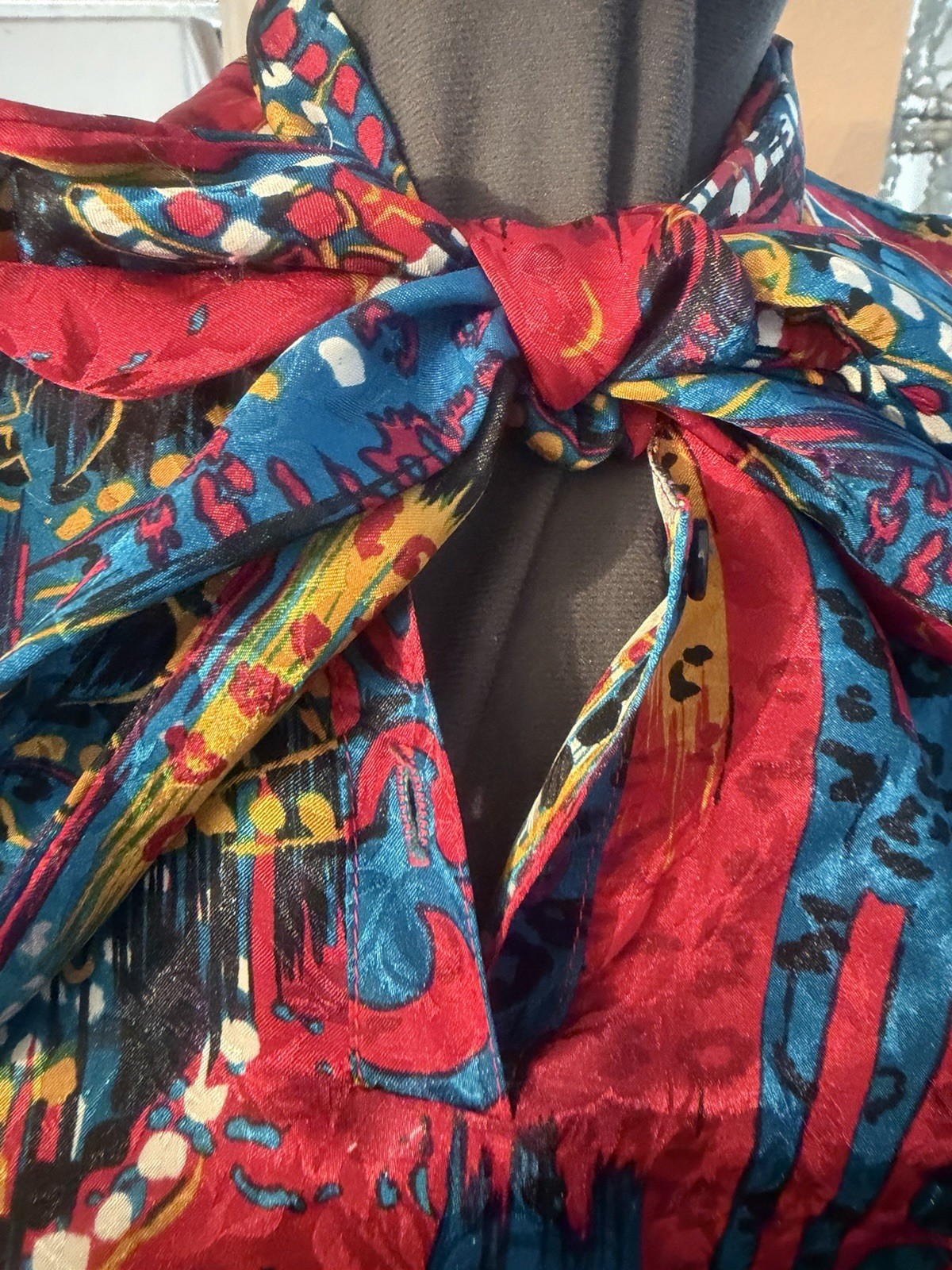 This Beautiful Da-Rue Vintage 80s Blouse Multi Colored Size 12/14 bow at neck