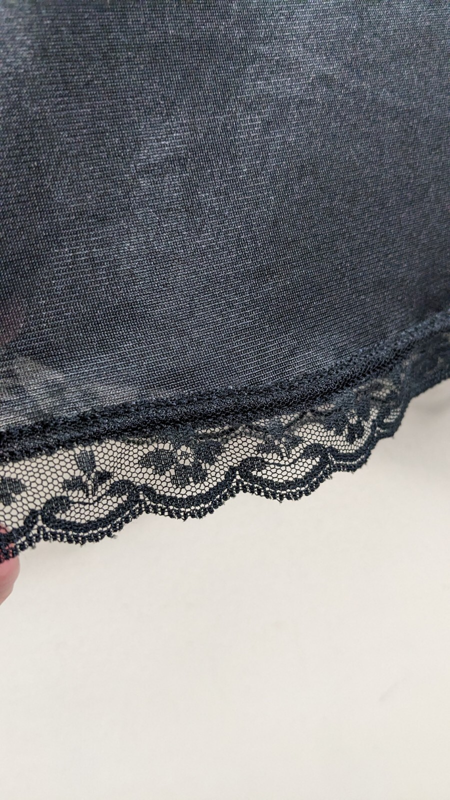 Size SMALL Warner’s 27 Inch Black Nylon Vintage Skirt Slip Lace Trimmed
