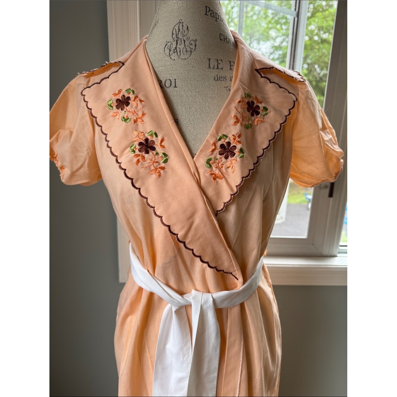 Seats 1970’s peach cotton embroidered robe duster wrap dress small