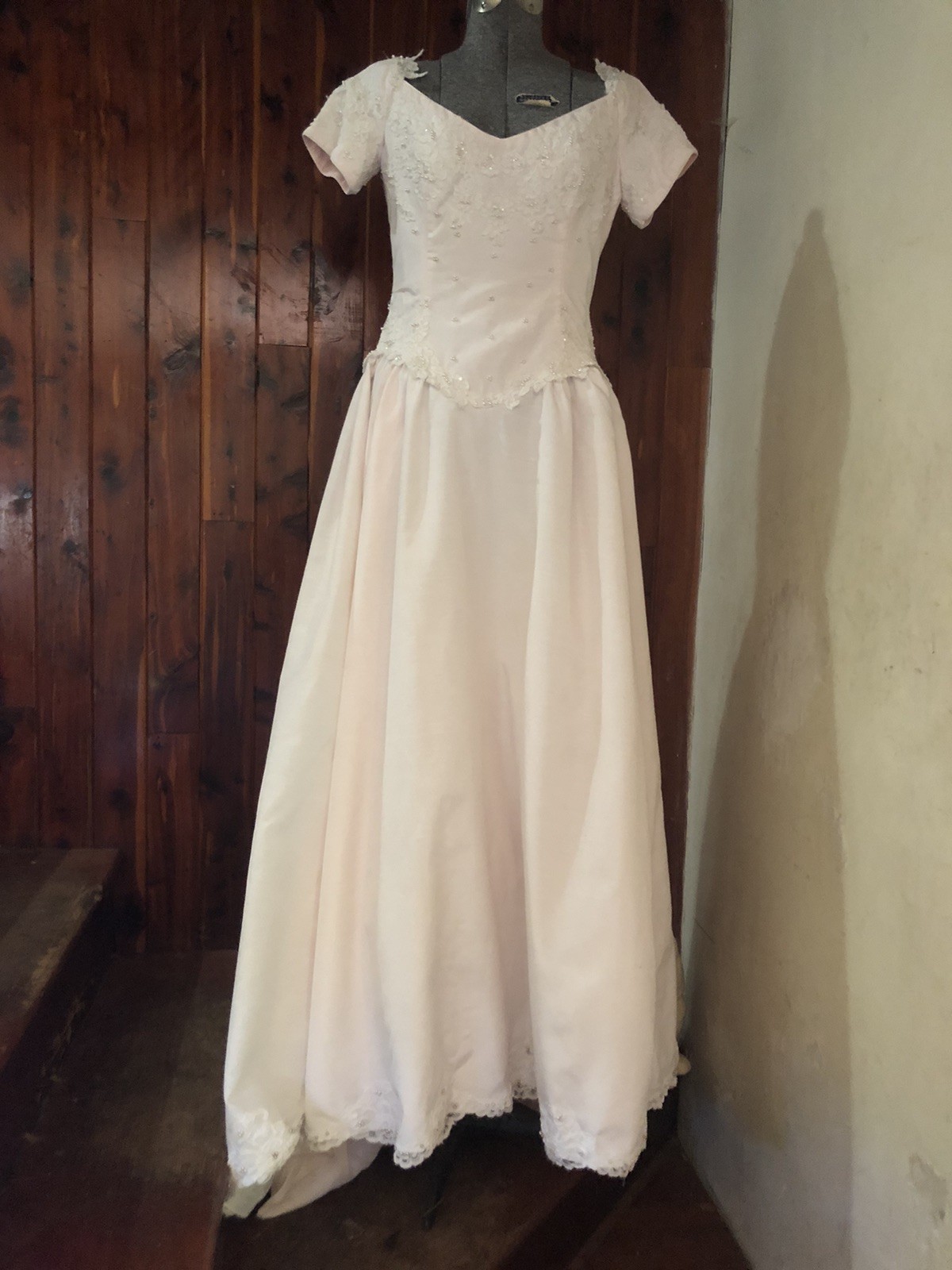 Vintage 1980’s Blush Rose Pink Lace Appliqué Pearls Wedding Gown /Veil 34-26-64