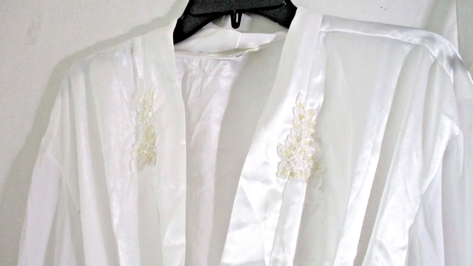 DENTELLE Vintage WHITE SATIN EMBELLISHED ROBE w/ Beads~ Women’s Large